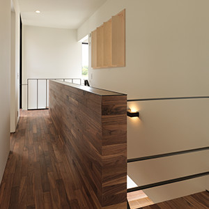 多目的ルームと廊下をつなぐ壁には風が抜ける室内窓によって家全体に心地いい風が流れるように設計されています。