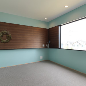 寝室は気持ちを落ち着かせる効果のあるブルー。大きな窓から入る朝日が１日の始まりを知らせてくれます。