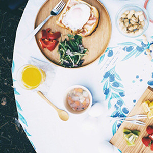 休日のブランチはテラスで お気に入りのテーブルクロスをひいたら自分だけのリゾートに。